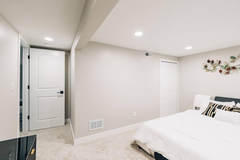 Beautiful Luxury Home Freshly Renovated With Big Yard, Seating & Grill Pad Cottage Grove Exterior photo